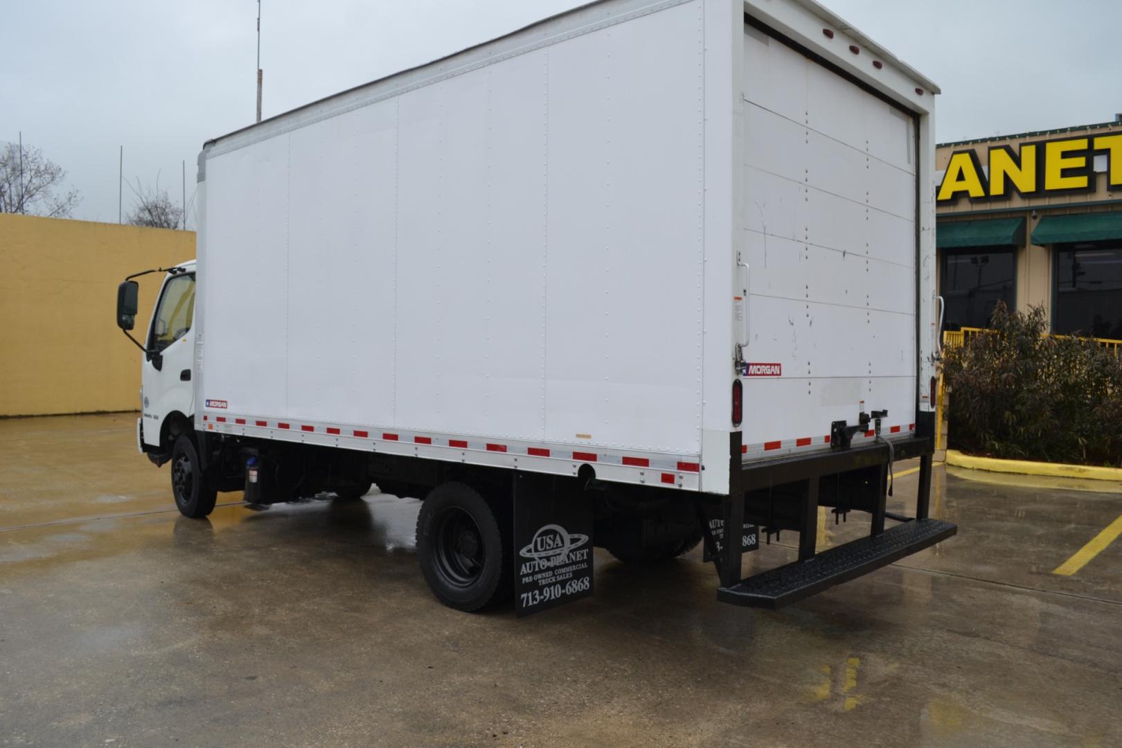 2019 WHITE HINO 155 with an JO5E-TP 5.1L 210HP TURBO CHARGED DIESEL engine, AISIN A465 6SPD AUTOMATIC transmission, located at 9172 North Fwy, Houston, TX, 77037, (713) 910-6868, 29.887470, -95.411903 - Photo#6